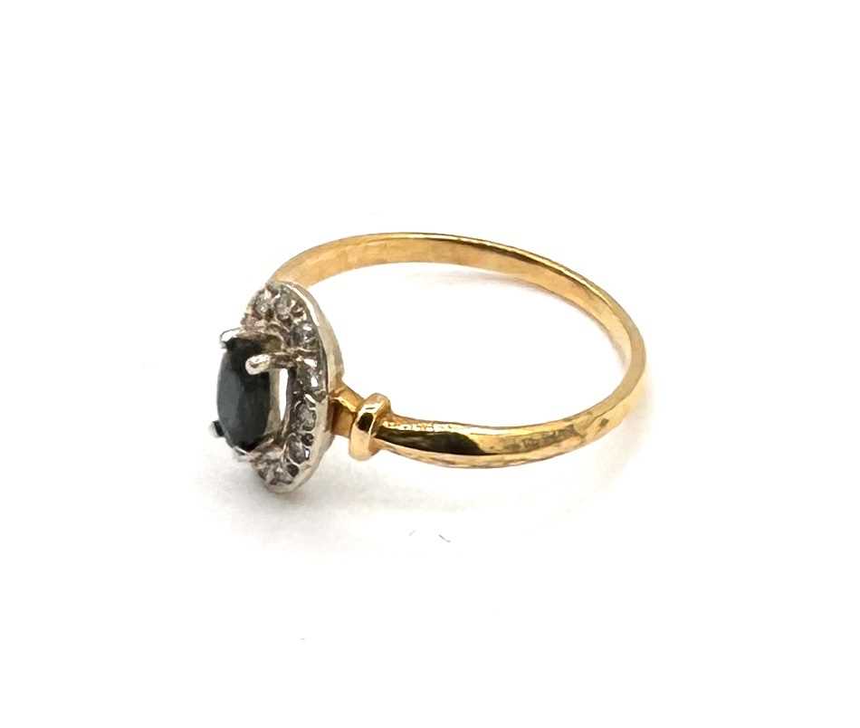 Lot 61 - A SAPPHIRE AND DIAMOND CLUSTER RING