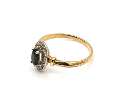 Lot 61 - A SAPPHIRE AND DIAMOND CLUSTER RING