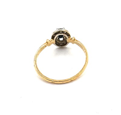 Lot 61 - A SAPPHIRE AND DIAMOND CLUSTER RING