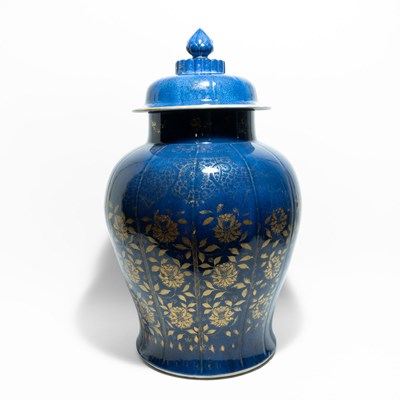 Lot 151 - Chinese porcelain potiche (or temple jar) in "powder blue" with gilt decoration