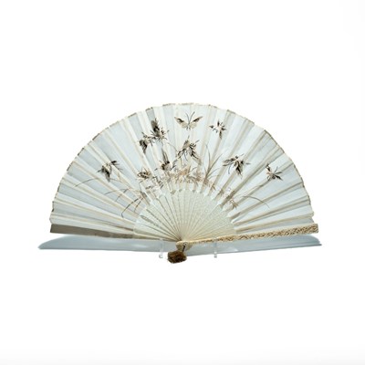 Lot 127 - Chinese silk and bone hand fan with a black lacquer box