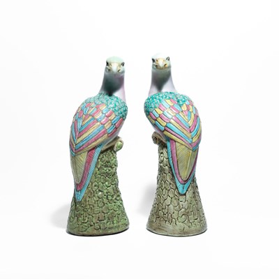 Lot 161 - Pair of porcelain bird figurines in Chinese Export Porcelain, Famille Rose