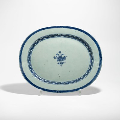 Lot 96 - A Chinese export porcelain blue and white platter