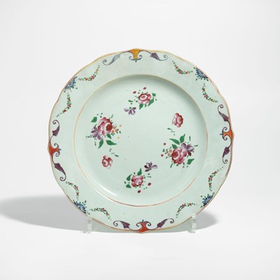 Lot 92 - A Chinese export porcelain famille rose decoration plate