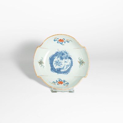 Lot 51 - A Kakiemon-Style Blue and White and Polychrome Enamel Dish